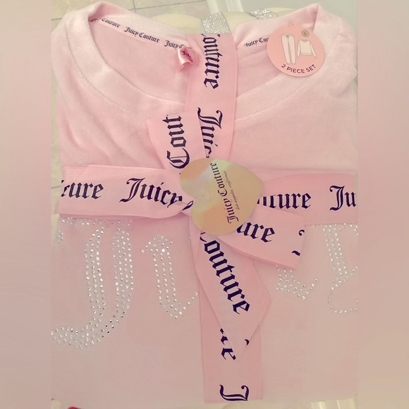 Beautiful juicy couture embellished velour set gift wrapped. So pretty !